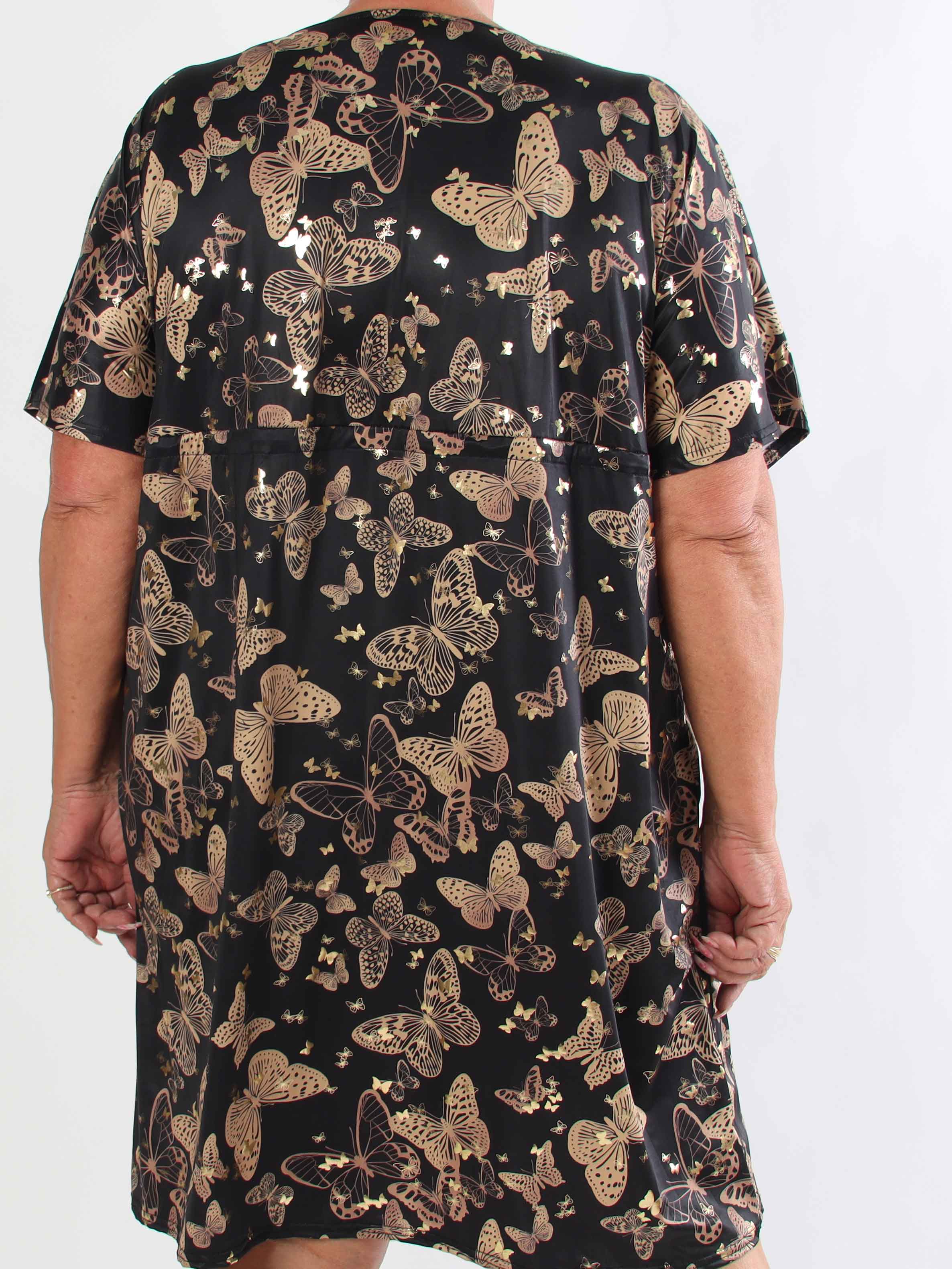 Nicolina Butterfly Short - Plus size kjole med sommerfugleprint og snøre under brystet
